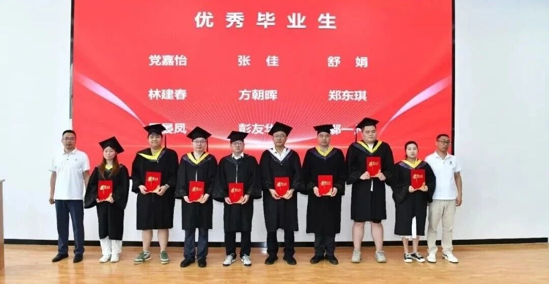 毕业生领取毕业证书（资料图）