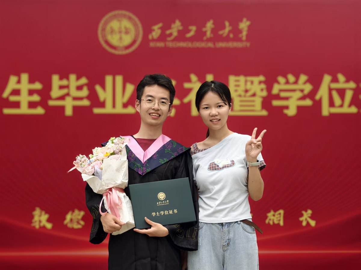 毕业生领取学位证书（资料图）